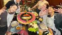 Pasangan ini juga sesama sosok yang senang bergaul. Baik Harris dan Haviza selalu hadir dalam acara makan bersama teman-temannya. Foto: Instagram/harrisvriza & Instagram/havizadevianjani