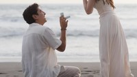 Harris Vriza resmi melamar sang kekasih, Haviza Devi. Berlokasi di pinggir pantai, ia berlutut memberikan cincin kepada Haviza. Foto: Instagram/harrisvriza & Instagram/havizadevianjani