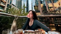 Begitu juga Haviza Devi yang senang makan makanan enak. Restoran dengan pemandangan gedung-gedung tinggi dipilihnya untuk makan siang. Foto: Instagram/harrisvriza & Instagram/havizadevianjani