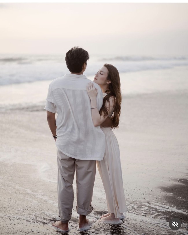 Harris Vriza akhirnya melamar kekasihnya, Haviza Devi Hanjani. Foto-foto lamaran romantis keduanya itu dibagikan ke akun Instagram Harris. Foto: Instagram/@harrisvriza