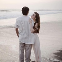 Harris Vriza akhirnya melamar kekasihnya, Haviza Devi Hanjani. Foto-foto lamaran romantis keduanya itu dibagikan ke akun Instagram Harris. Foto: Instagram/@harrisvriza