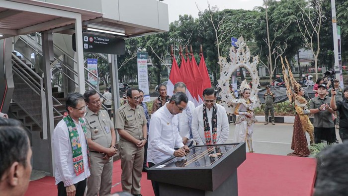 Heru Budi resmikan JPO Southgate-Tanjung Barat (Belia/detikcom)