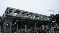 JPO ini dilengkapi fasilitas ramah pengguna, termasuk jalur untuk penyandang disabilitas dan penerangan yang baik, serta dilengkapi dengan cctv.