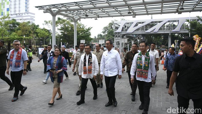 Heru Budi resmikan JPO Tanjung Barat yang menghubungkan KRL dengan moda transportasi lain. JPO ini memudahkan mobilitas warga dan mendukung pengurangan polusi, Senin (14/10/2024).