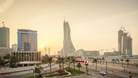 Bahrain, negara kepulauan kecil di Teluk Persia, mengalami musim panas ekstrem dengan suhu di atas 40 °C dan kelembapan tinggi. Curah hujan sangat rendah (sekitar 70 mm/tahun), sementara badai debu shamal dan kenaikan permukaan laut memperburuk dampak perubahan iklim. Meski menargetkan net-zero, Bahrain masih bergantung pada energi fosil dan termasuk penghasil emisi per kapita tertinggi di dunia. Otoritas kesehatan rutin mengeluarkan peringatan panas. Getty Images/iStockphoto/Mlenny