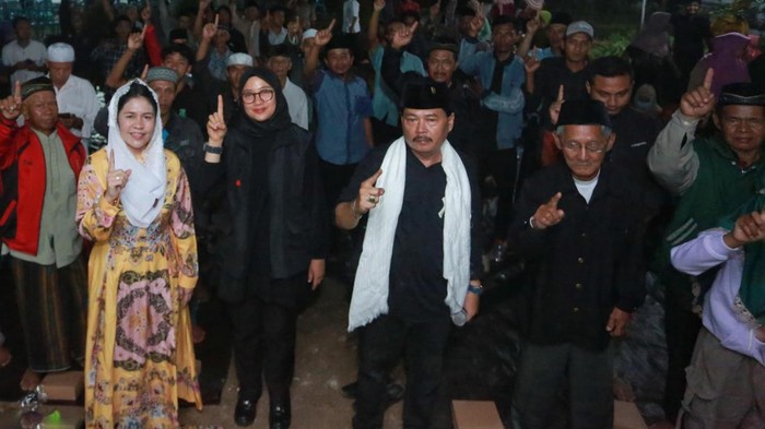 Ipuk Fiestiandani saat menemui ratusan warga Perkebunan Kalikempit, Banyuwangi.