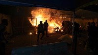 Warga Palestina bereaksi terhadap kebakaran setelah serangan Israel menghantam area tenda di halaman rumah sakit Al Aqsa Martyrs di Deir al Balah, Jalur Gaza, Senin (14/10/2024). (AP Photo/Abdel Kareem Hana)