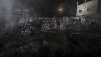 Terdapat banyak orang di dalam tenda saat api menyebar yang tidak berhasil diselamatkan. (AP Photo/Abdel Kareem Hana)