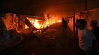 Al Jazeera juga memberitakan bahwa kebakaran akibat serangan bom Israel ke kamp pengungsian itu terlihat begitu parah. Seseorang di dalam rumah sakit menggambarkan ledakan keras dan api langsung menyebar melalap tenda-tenda di sana. (AP Photo/Abdel Kareem Hana)