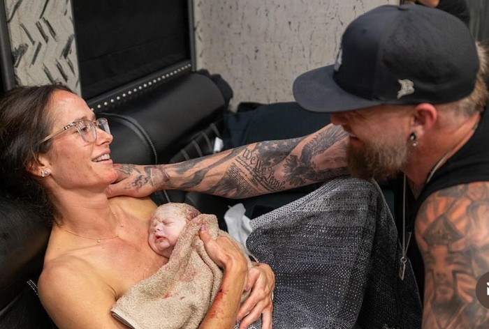 Istri penyanyi country melahirkan