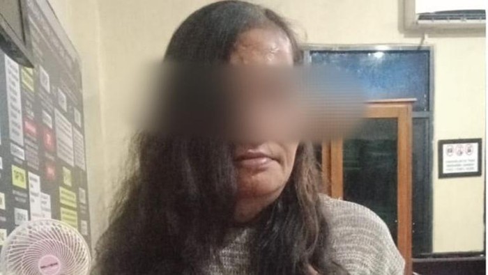 Ita Pangestu tersangka pencuri di tempat kerjanya saat ditangkap polisi