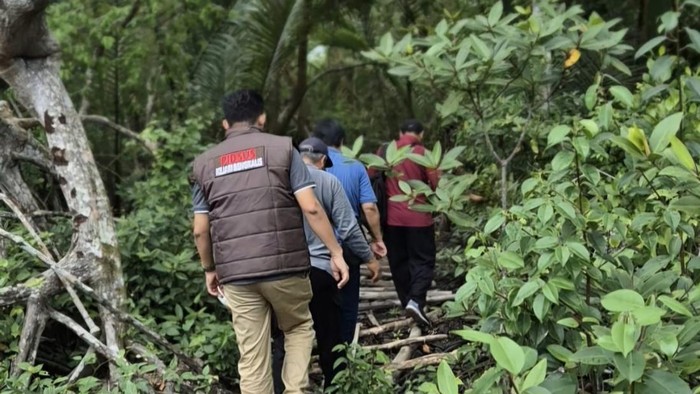Jaksa saat mengecek lokasi tambak udang di tengah kawasan hutan (Dok Kejari Bengkalis)