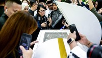Keluarga tak kuasa menahan kesedihan atas meninggalnya Benny Laos dalam kecelakaan kapal di Pulau Taliabu.  