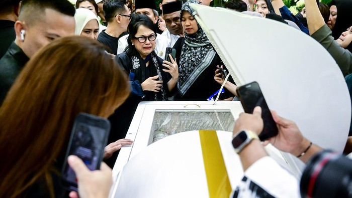 Jenazah Cagub Malut Benny Laos Disemayamkan di RSPAD Petugas membawa peti jenazah Calon Gubernur Maluku Utara Benny Laos di Rumah Duka Sentosa RSPAD, Jakarta, Minggu (13/10/2024). Cagub yang juga mantan Bupati Pulau Morotai ini meninggal dunia setelah insiden terbakarnya speedboat Bella 72 yang ditumpanginya saat berlabuh di Pelabuhan Regional Bobong, Desa Bobong, Kecamatan Taliabu Barat, Kabupaten Pulau Taliabu, Maluku Utara.