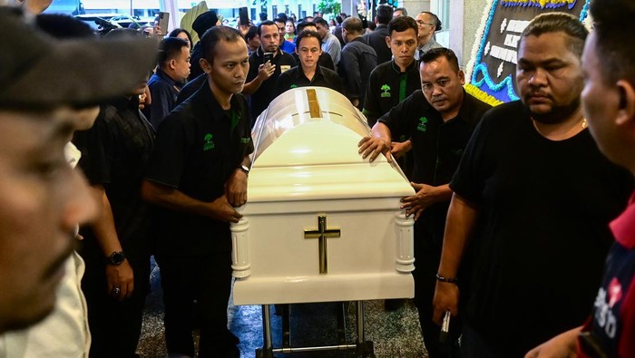Petugas membawa peti jenazah Calon Gubernur Maluku Utara Benny Laos di Rumah Duka Sentosa RSPAD, Jakarta, Minggu (13/10/2024). Cagub yang juga mantan Bupati Pulau Morotai ini meninggal dunia setelah insiden terbakarnya speedboat Bella 72 yang ditumpanginya saat berlabuh di Pelabuhan Regional Bobong, Desa Bobong, Kecamatan Taliabu Barat, Kabupaten Pulau Taliabu, Maluku Utara.