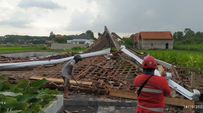 Joglo warung soto di Kalasan, Sleman roboh, tiga orang luka, Senin (14/10/2024)