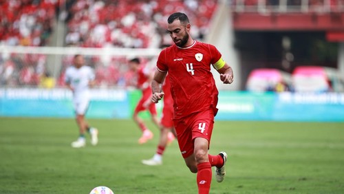 JAKARTA, INDONESIA - JUNE 06: Jordi Amat of Indonesia runs with the ball during the FIFA World Cup Asian 2nd qualifier Group F match between Indonesia and Iraq at Gelora Bung Karno Stadium on June 06, 2024 in Jakarta, Indonesia. (Photo by Robertus Pudyanto/Getty Images)