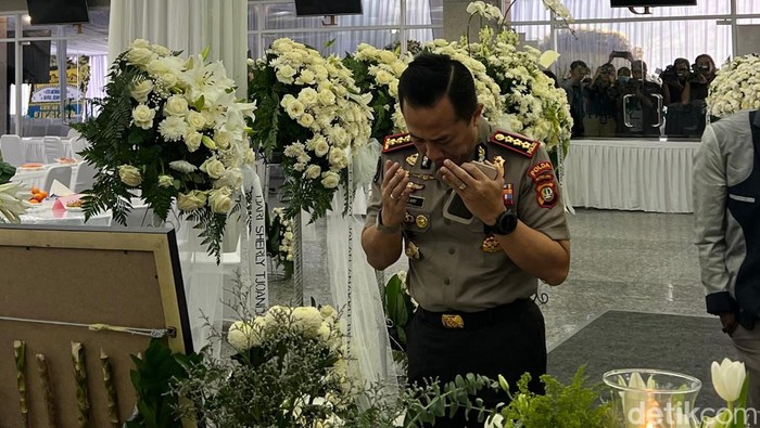 Kabid Humas Polda Metro Jaya Kombes Ade Ary Syam Indradi melayat almarhum Benny Laos di RSPA Gatot Subroto, Jakarta Pusat.