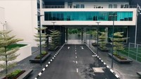 Bangunan baru ini juga memiliki fasilitas ganti baru yang berdekatan dengan lapangan sepakbola rumput baru serta auditorium. 