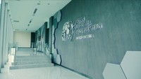 Ini penampakan di dalam gedung kantor AFC di Malaysia. Tertulis Asian Football Confederation dan  One Asia One Goal pada dinding.