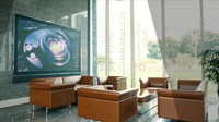 Ini lobi di kantor AFC. Terdapat sejumlah sofa kuliit dan layar. 