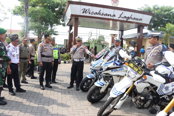 Kapolres Kudus, AKBP Ronni Bonic memimpin apel gelar pasukan dalam rangka Operasi Zebra Candi Tahun 2024 yang berlangsung di halaman depan Mapolres, Senin (14/10/2024).