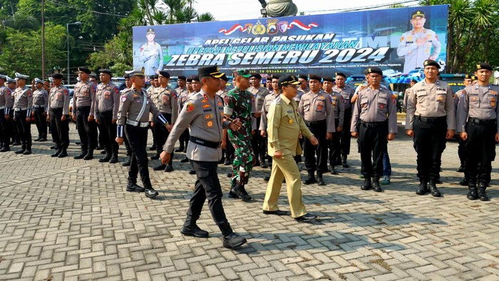 Kapolres Mojokerto AKBP Ihram Kustarto bersama js Bupati Mojokerto Akhmad Jazuli mengecek kesiapan personel