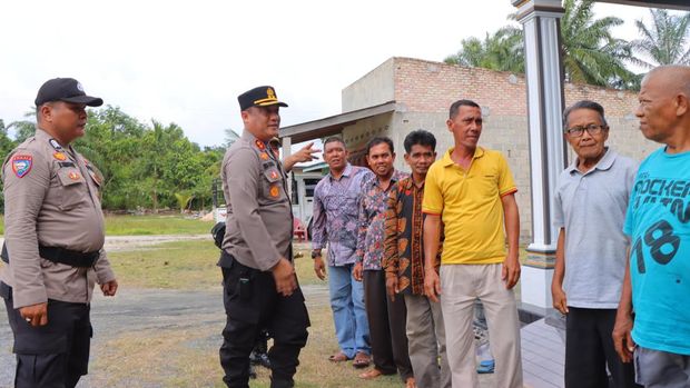 Kapolres Rohil saat menemui tokoh dan berdialog dengan masyarakat terkait Pilkada Serentak 2024 (Dok Polres Rohil)