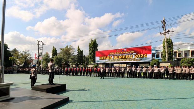 Kapolresta Banyuwangi menyematkan tanda berlangsungnya Operasi Zebra Semeru 2024.