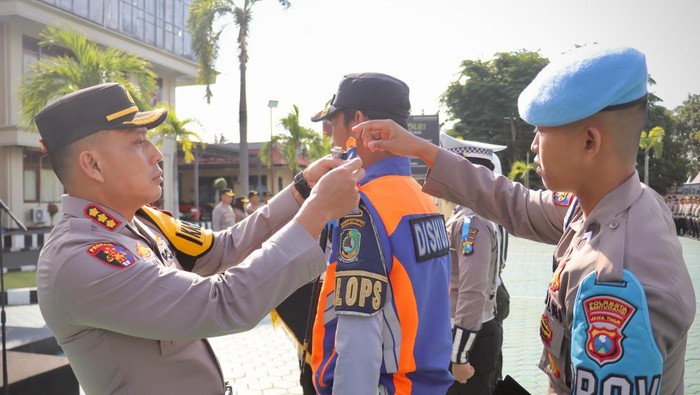 Kapolresta Banyuwangi menyematkan tanda berlangsungnya Operasi Zebra Semeru 2024.