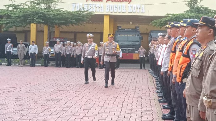 Kapolresta Bogor Kota Kombes Bismo Teguh Prakoso memimpin apel gelar pasukan Operasi Zebra Lodaya 2024