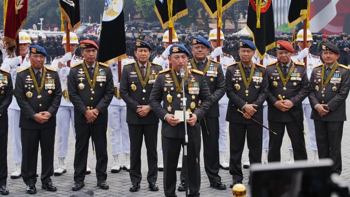 Kapolri Jenderal Listyo Sigit Prabowo memberikan keterangan pers usai apel kesiapan pengamanan pengambilan sumpah Presiden dan Wakil Presiden, di Mako Brimob.