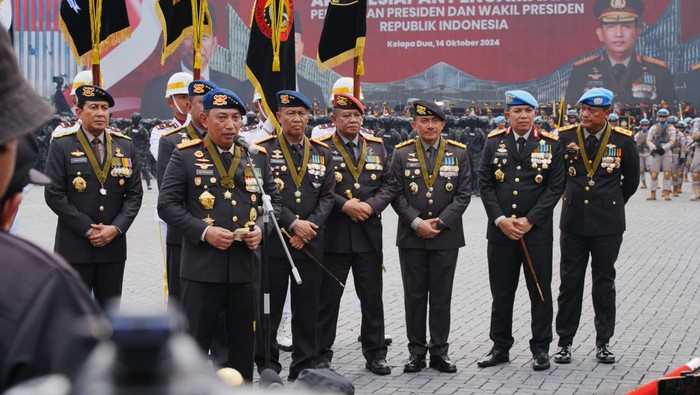 Kapolri Jenderal Listyo Sigit Prabowo memberikan keterangan pers usai apel kesiapan pengamanan pengambilan sumpah Presiden dan Wakil Presiden, di Mako Brimob.