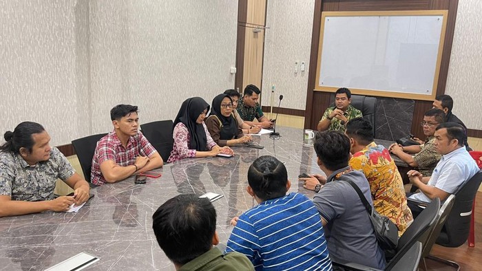 Kasat Reskrim Polresta Pekanbaru Kompol Berry Juana saat memimpin rapat patroli siber. (Dok Polresta Pekanbaru)