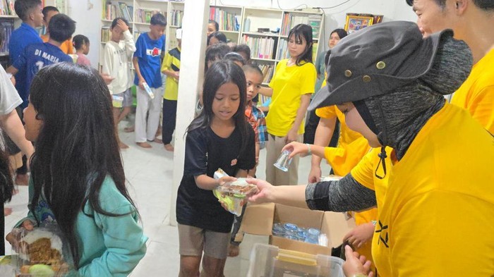 KB Bank & Afiliasi KBFG di RI Beri Kotak Makan Siang ke Anak Kurang Mampu