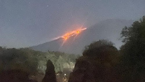 Hutan yang ada di lereng Gunung Agung, Karangasem terbakar pada Minggu (13/10/2025). (istimewa)