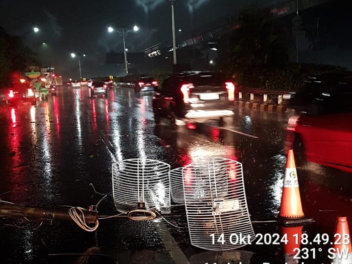 Kepolisian melaporkan insiden tiang roboh di Km 0 Cawang. Lalu lintas dari Tol Dalam Kota menuju Jagorawi dilaporkan padat. (dok TMC Polda Metro Jaya)