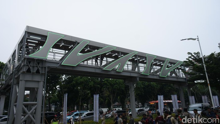 Keren! Penampakan JPO Tanjung Barat Usai Revitalisasi JPO Tanjung Barat telah selesai direvitalisasi dengan tambahan lift dan CCTV. Desain modernnya membuatnya lebih aman dan menarik, Senin (14/10/2024).