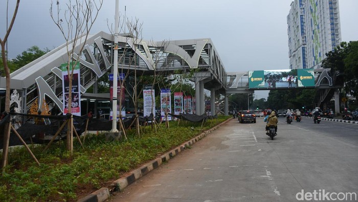 JPO Tanjung Barat telah selesai direvitalisasi dengan tambahan lift dan CCTV. Desain modernnya membuatnya lebih aman dan menarik, Senin (14/10/2024).