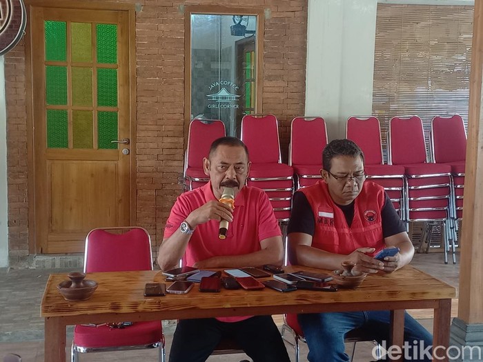 Ketua DPC PDIP Solo, FX Hadi Rudyatmo, saat konferensi pers di Girly Corner, Kelurahan Pucangsawit, Kecamatan Jebres, Kota Solo, Senin (14/10/2024).