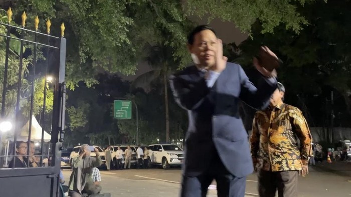 Ketua DPD, Sultan B Najamudin, turut menyambangi kediaman Presiden terpilih Prabowo Subianto di Jalan Kertanegara, Jakarta Selatan. Kedatangan Sultan saat pemanggilan para calon menteri ke kediaman Prabowo.