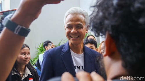 Ketua DPP PDIP Ganjar Pranowo saat ditemui di FEB UGM, Sleman, DIY, Senin (14/10/2024).