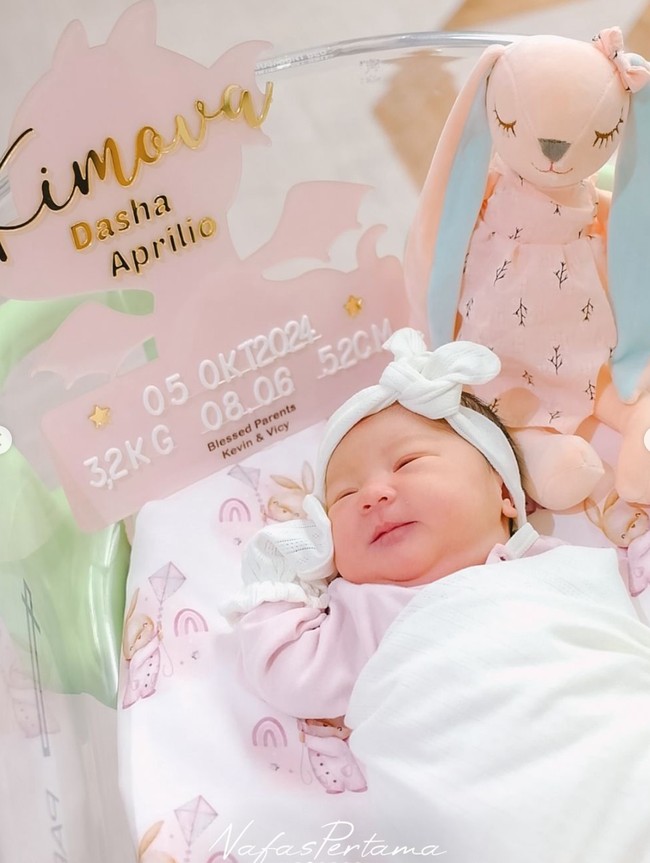 Baby Kimova lahir pada 5 Oktober 2024 dengan berat 3,2 kg dan panjang 52 cm. Proses persalinannya dilakukan secara caesar di sebuah rumah sakit daerah Bintaro. Foto: Instagram/@kevinaprilio