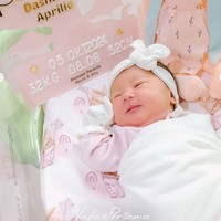 Baby Kimova lahir pada 5 Oktober 2024 dengan berat 3,2 kg dan panjang 52 cm. Proses persalinannya dilakukan secara caesar di sebuah rumah sakit daerah Bintaro. Foto: Instagram/@kevinaprilio