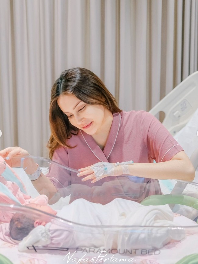 Sejak terlahir ke dunia, Kevin dan Vicy memang tak menutupi wajah sang anak. Keduanya memilih langsung mempublikasikannya ke publik. Foto: Instagram/@kevinaprilio