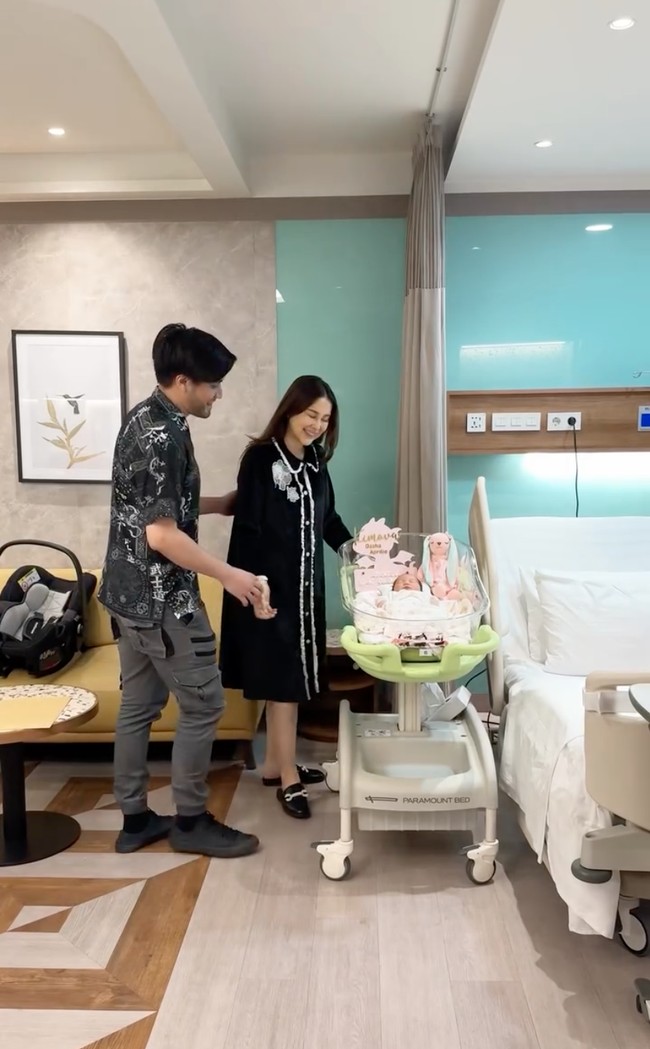 Vicy dan Kevin bahkan sudah membuat konten video bersama anak mereka yang baru lahir. Terlihat pasangan yang menikah pada 25 Juni 2020 itu begitu bahagia menjadi orangtua baru bagi putri kecil mereka. Foto: Instagram/@kevinaprilio