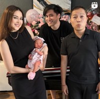 Baby Kimova bahkan juga sudah dijenguk dan langsung dinyanyikan oleh Sandhy Sondoro. Foto-foto baby Kimova pun kerap dibagikan oleh kedua orangtuanya ke Instagram. Foto: Instagram/@kevinaprilio