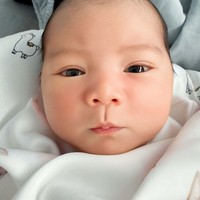 Memiliki kulit putih bersih dan pipi tembam, baby Kimova tampak begitu menggemaskan. Tak sedikit netizen yang juga memuji putri Kevin Aprilio dan Vicy itu cantik. Foto: Instagram/@kevinaprilio