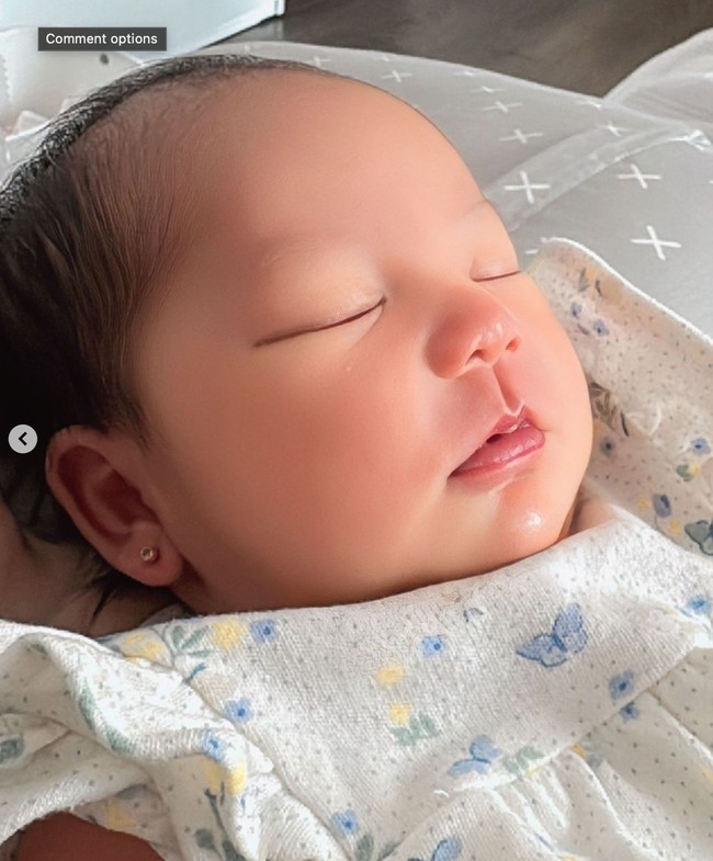 Walaupun saat ini baru berusia sekitar 1 minggu namun rambut baby Kimova juga sudah terlihat tebal. Aaaaa masyaallahh cantiknya baby kim, komentar salah seorang netizen. hi cantik masyallah, tambah netizen lain. Foto: Instagram/@kevinaprilio