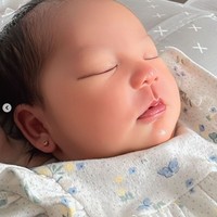 Walaupun saat ini baru berusia sekitar 1 minggu namun rambut baby Kimova juga sudah terlihat tebal. Aaaaa masyaallahh cantiknya baby kim, komentar salah seorang netizen. hi cantik masyallah, tambah netizen lain. Foto: Instagram/@kevinaprilio